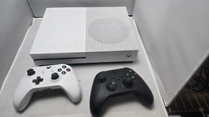 Microsoft XBOX ONE S - 500GB Konsole mit zwei Controllern & Netzkabel - Bild 1 von 3