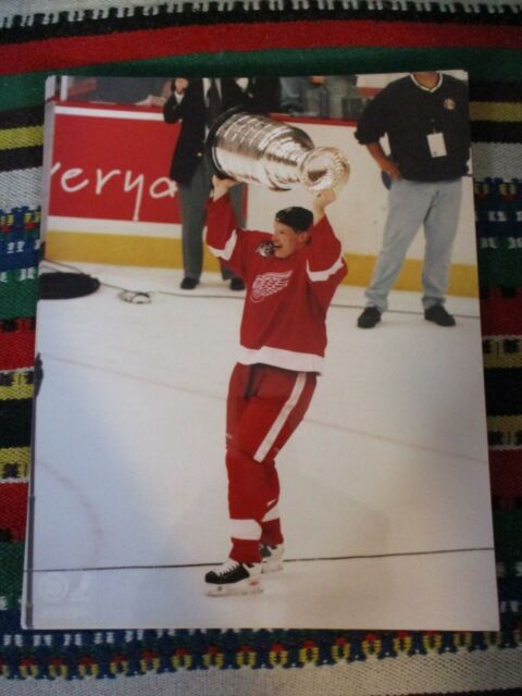 Detroit 1997 Red Wings Celebration On Ice Stanley Cup 8x10 Photo 