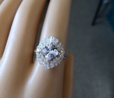 NUEVO Anillo Avon PLATA ESTERLINA 925 Talla 6.25 CZ Racimo NVC Cuadrado Baguette Piedra Foto 1 de 4
