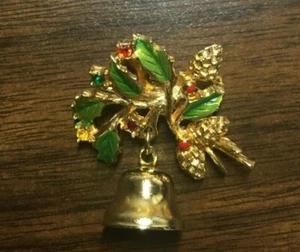 Broche de Navidad vintage con acebo, piñas, gemas y una campana de trabajo - 1,5" - Imagen 1 de 5