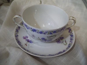 Taza y platillo caldo C A flores azules borde dorado Limoges Francia doble mango  - Imagen 1 de 6