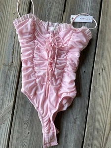 Neu mit Etikett Damen rosa Body Rüschenanzug O. Vianca Größe Small Druckknopf Schritt  - Bild 1 von 4