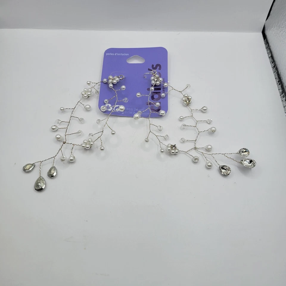 Pendientes colgantes Claire's imitación perlas y pedrería flores en rama de alambre retorcido Foto 1 de 4