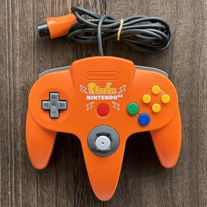 Nintendo 64 N64 Controller Ufficiale OEM Pikachu Arancione e Giallo Pokemon NUS-005 - Foto 1 di 10