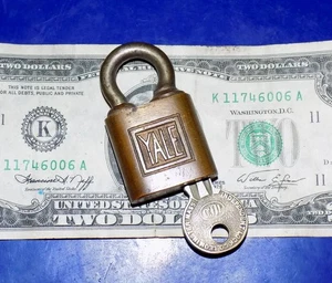 Cerradura de latón vintage/antigua Yale & Towne "Y&T" con grillete de arco de buey y llave de trabajo - Imagen 1 de 4