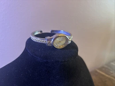 Reloj pulsera Geneva plata con detalles de cristal Foto 1 de 4