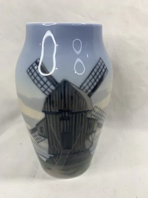 Royal Copenhagen Vase #85/883 With Old Mill Motif Foto 1 de 4