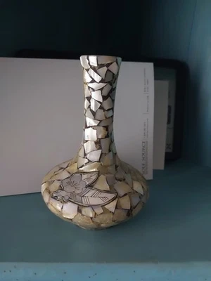 Jarrón pequeño con incrustación de mosaico de madreperla de 5" de alto Foto 1 de 4