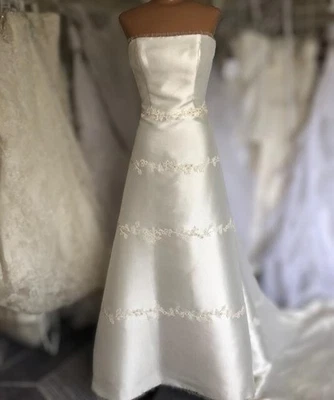 Casablanca Ivory Bridal Gown. Beautiful A-line wedding dress size 8 - Image 1 of 4