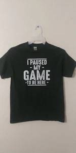 I Paused My Game to be Here (Gamer) T-Shirt (Med) T-Shirt - Foto 1 di 3