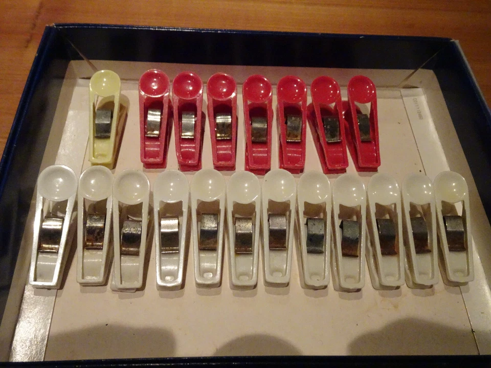 20 weiße rote gelbe Sunlicht Wäscheklammern aus den 50er - 60 Jahren - Bild 1 von 1