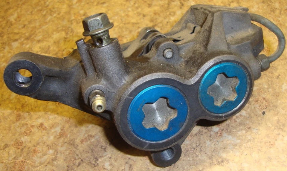 Pinza de freno de disco delantera izquierda Yamaha YZF600R YZF 600 YZF600 R 2004 2007 azul K6 Foto 1 de 1