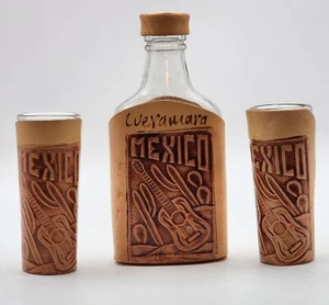 Frasco de cuero en relieve vintage México mecanizado a mano y 2 vasos de chupito tema de guitarra - Imagen 1 de 5