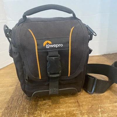 Bolso de hombro negro Lowepro Adventura SH 100 II para cámaras DSLR Foto 1 de 4