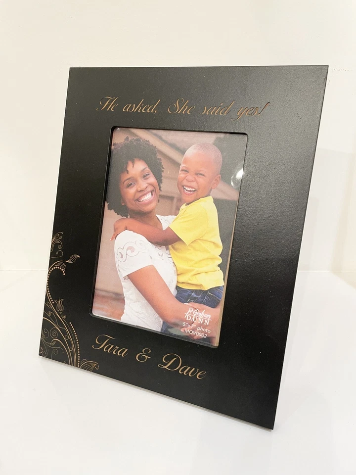 Marco de fotos grabado personalizado de 5” X 7” - Madera - “Tara y Dave” - Compromiso Foto 1 de 3