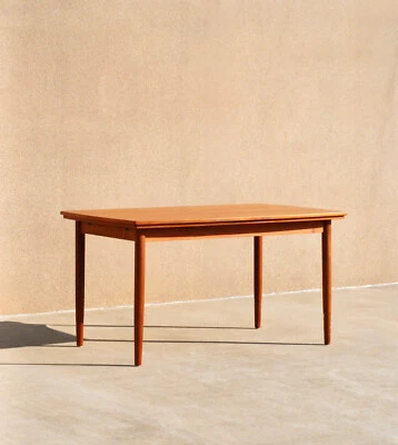Mesa de comedor vintage de mediados de siglo MCM danesa moderna de teca extensible con hojas de dibujo Foto 1 de 4