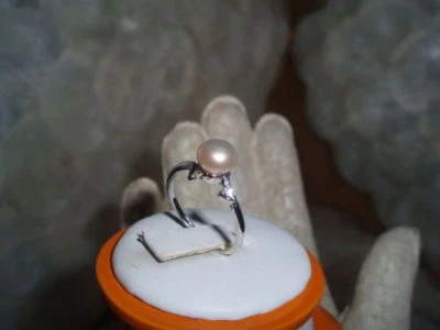 Anillo de circonita cúbica de perlas blancas cultivadas de agua dulce natural Foto 1 de 4