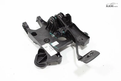 Chevrolet Trax 2013-2022 pedal de freno delantero izquierdo con marco de montaje OEM Foto 1 de 4