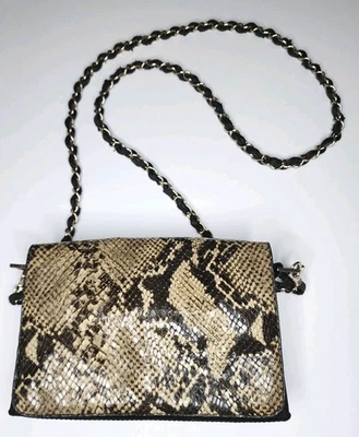 Bolso de mano pequeño con estampado de piel de serpiente de cuero sintético The Limited 8 X 6 X 1 Foto 1 de 4