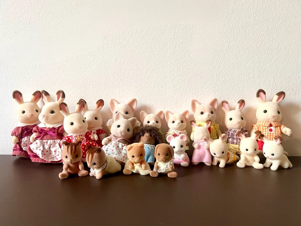 Sylvanian Families / Calico Critters Lot – Families, Babies & More - 21 Figures - Immagine 1 di 4