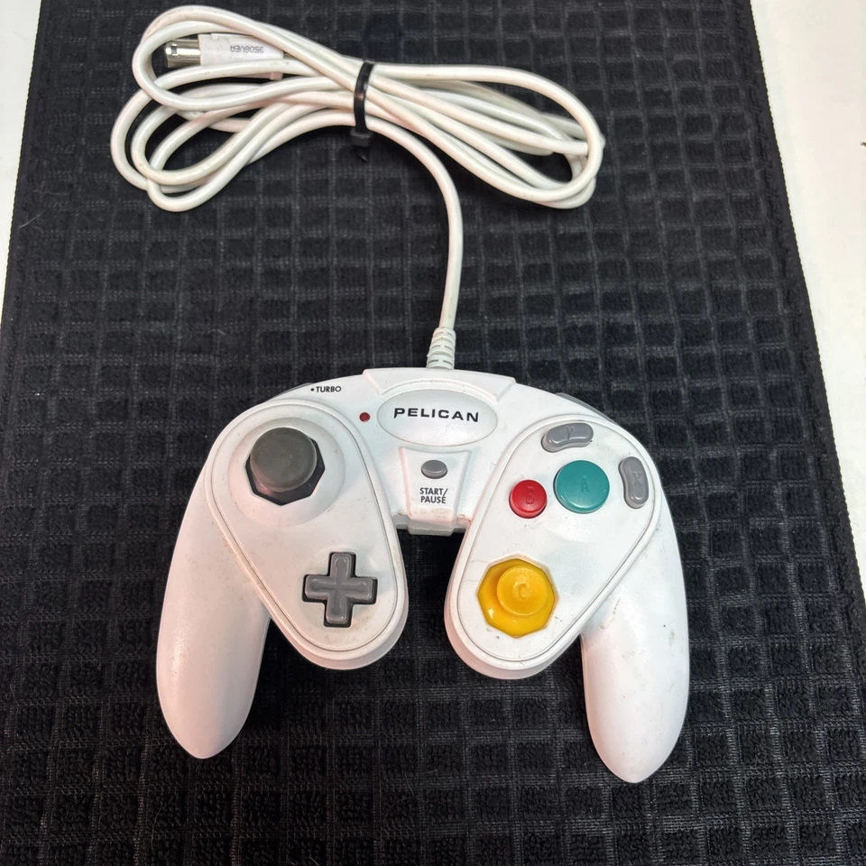 GameStop Pelican G3 Wired Turbo Controller for Nintendo GameCube & Wii White - Image 1 of 1