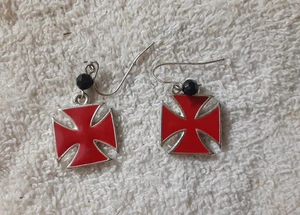 Vintage rote Malteser Kreuz Ohrringe mit schwarzen Perlen Goth Punk Stil 3/4" - Bild 1 von 2