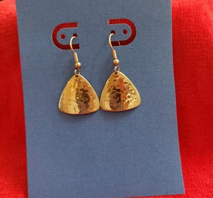 Gehämmerte Oberfläche Sterlingsilber dreieckige Tropfen Fisch Haken Ohrringe - Bild 1 von 3