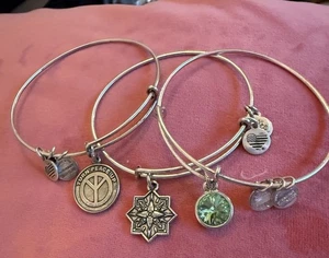 3er Set Alex und Ani Armbänder Healing Love, Turn Peace Up, grüner Kristall - Bild 1 von 3