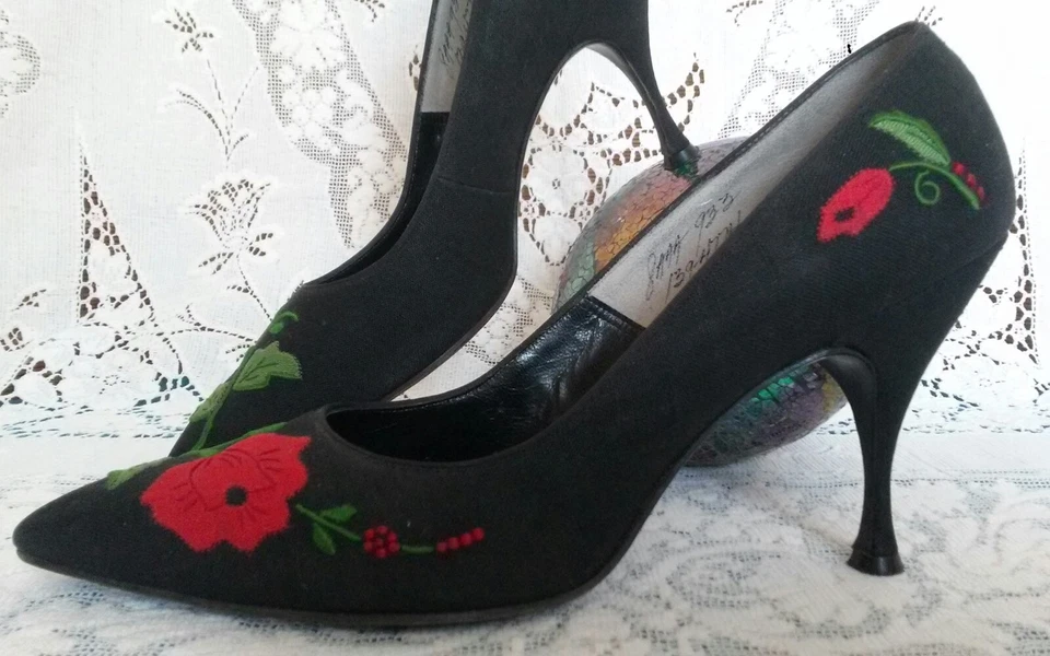Винтажный коллекционер 1960 каблука обуви 8AAA I. MILLER черный с цветами красивый классический - Изображение 1 из 4