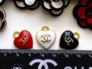 Set 3 Metall CC Chanel Knopf gestempelt Logo Button Anhänger Charm Knöpfe Herz - Bild 1 von 5