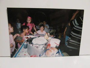 VINTAGE FUNDFOTO FARB ORIGINAL KUNSTFOTO MEXIKANISCHE MÄDCHEN GEBURTSTAG PARTY - Bild 1 von 4