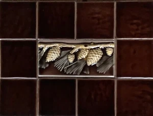 Pratt & Larson handgefertigtes dekoratives Relief Tannenzapfen & 10 Feldfliesen - Bild 1 von 1