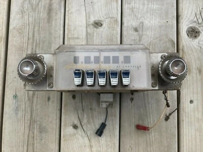 Chrysler 1961,1962 "GOLDEN TONE" AM pulsador radio 61,62 Foto 1 de 4