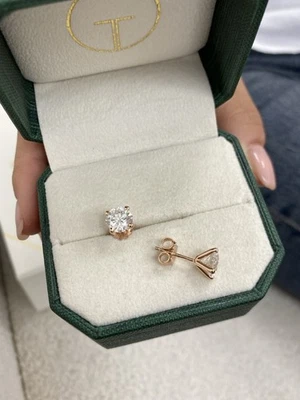 Aretes de diamantes con certificación IGI E VS1 redondos de 3 quilates creados en laboratorio de oro rosa de 14 quilates Foto 1 de 4