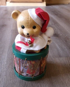 COLLECTIBLE SANTA BEAR IN DRUM MUSIC BOX PLAYS JINGLE BELLS WORKS 8 INCH TALL - Picture 1 of 3