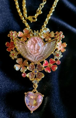 Prendedor o colgante de querubín de jardín encantado Kirks Folly con cadena rosa melocotón Foto 1 de 4