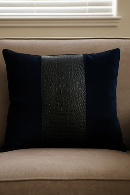 Funda de almohada de lujo de cuero de cocodrilo negro y gamuza azul marino 18x18" de diseñador Foto 1 de 4