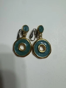 Pendientes de clip de aro de donut verde y dorado Art Deco Trifari firmados de colección - Imagen 1 de 14
