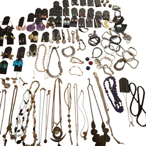120 Teile verschiedene Schmuck Konvolut Halsketten Armbänder Ohrringe Uhren Pins  - Bild 1 von 10