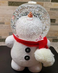 DEPT 56 Billy Botones Atrapa Copos de Nieve Muñeco de Nieve Globo de Nieve Rojo Bufanda Botones - Imagen 1 de 8