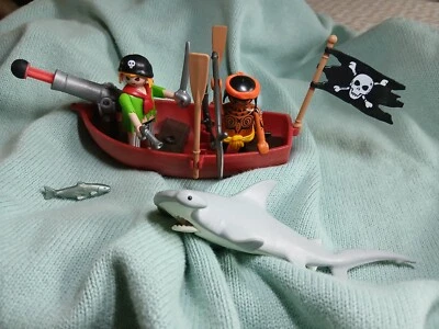 PLAYMOBIL 5137 Pirates dans canot, rames, drapeau, canon, requin marteau, armes - Photo 1/4