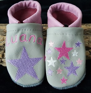 Krabbelschuhe/Lederpuschen Leder Namen bestickt Stern Sterne Mädchen Baby Kind