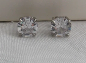 Aretes perforados con diamantes de imitación transparentes tono plata #O96 - Imagen 1 de 9