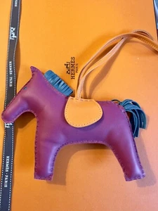 HERMÈS RODEO GM CHARM TASCHENANHÄGER  AUS LAMMLEDER IN ANEMONE - Picture 1 of 4