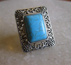 Anillo Tono Plata con Piedra Rectangular Vidrio Turquesa / Talla 8, se ajusta ligeramente - Imagen 1 de 6