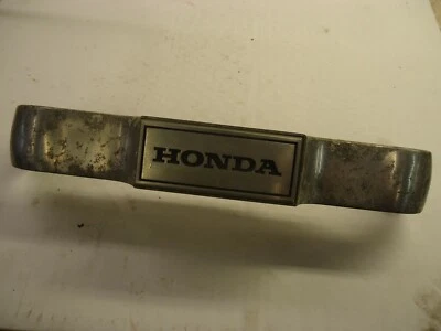 82-83 HONDA MAGNA TAMPA DO GARFO DIANTEIRO com EMBLEMA V45 VF750 FABRICANTE DE EQUIPAMENTO ORIGINAL 1982 1983 - Imagem 1 de 4