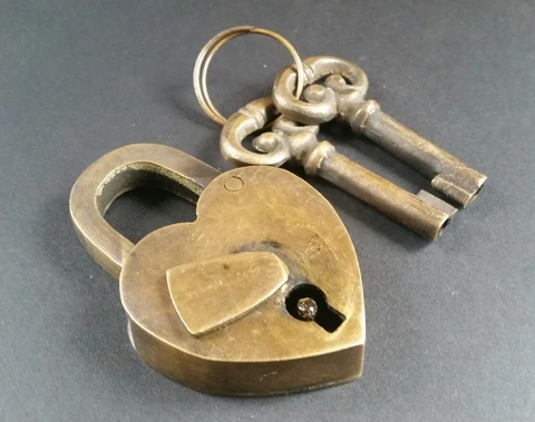 Vtg. style ♡ Love Valentine Paris HEART LOCK 2 Skeleton Keys Brass  2-3/4" #L8 Cover