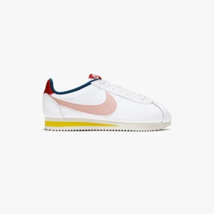 Para mujer Nike Classic Cortez Cuero Cumbre Blanco/Coral Stardust (807471 114) - Imagen 1 de 6