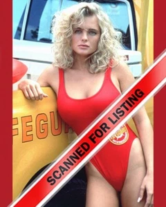 BAYWATCH Babe Erika Eleniak FOTO 8X10 #2730 - Foto 1 di 1