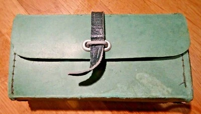 Ancien Etui à lunettes carton vert lanière cuir Vintage 50's - Photo 1/4
